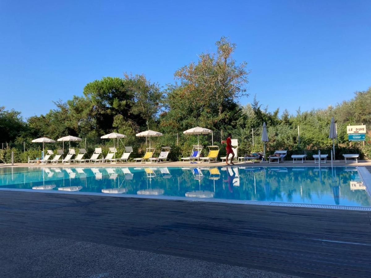 Toscana Charme Resort Tirrenia Eksteriør billede The swimming pool at the complex