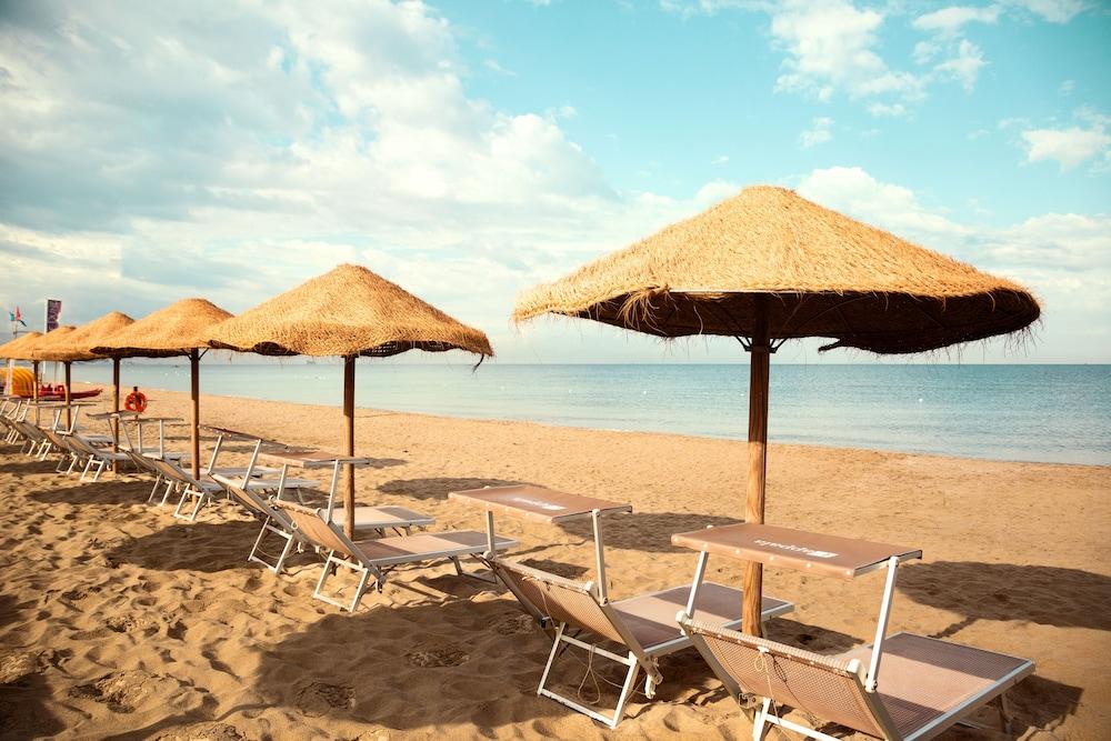 Toscana Charme Resort Tirrenia Eksteriør billede Beach in Calpe