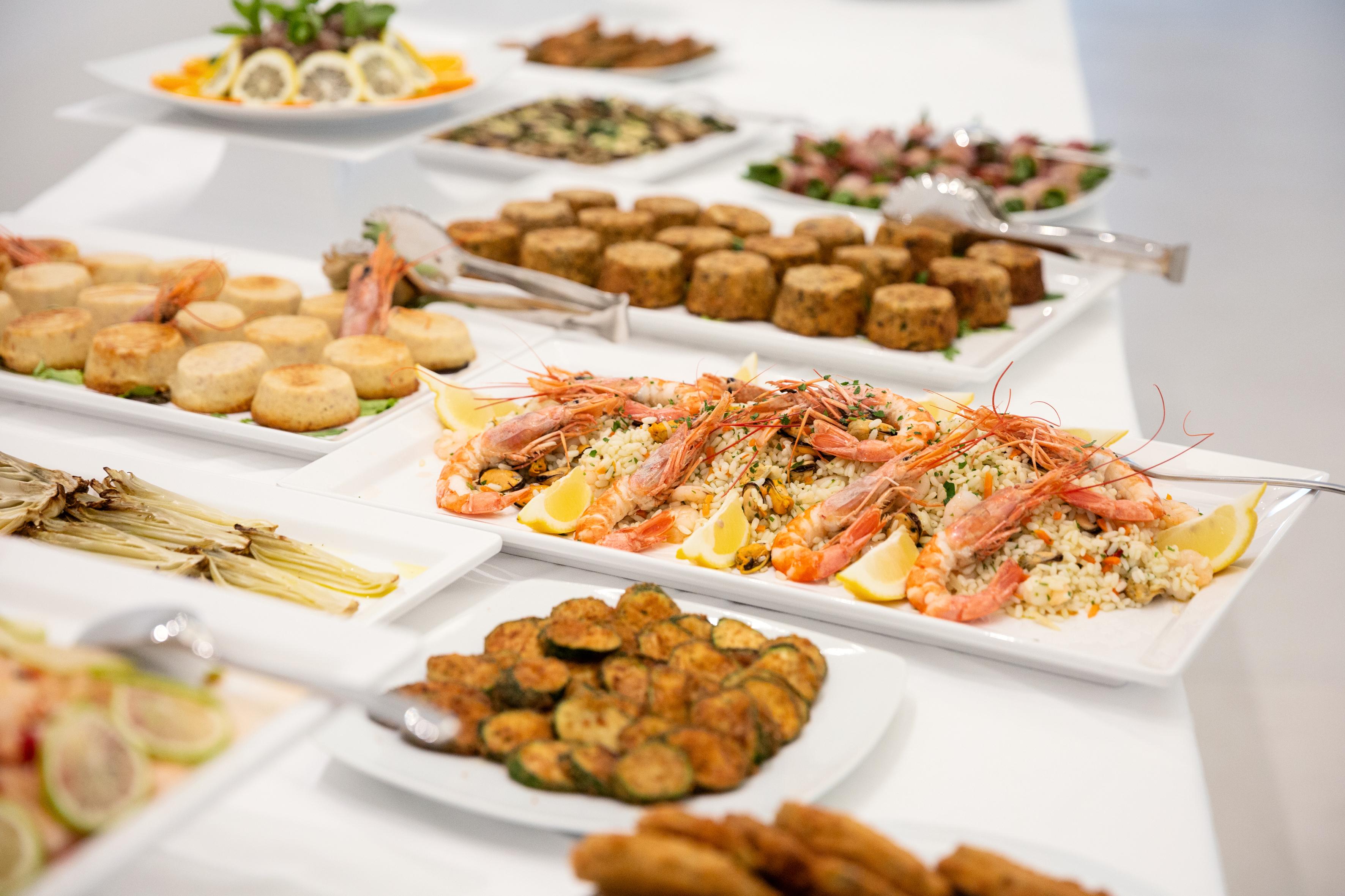 Toscana Charme Resort Tirrenia Eksteriør billede A buffet