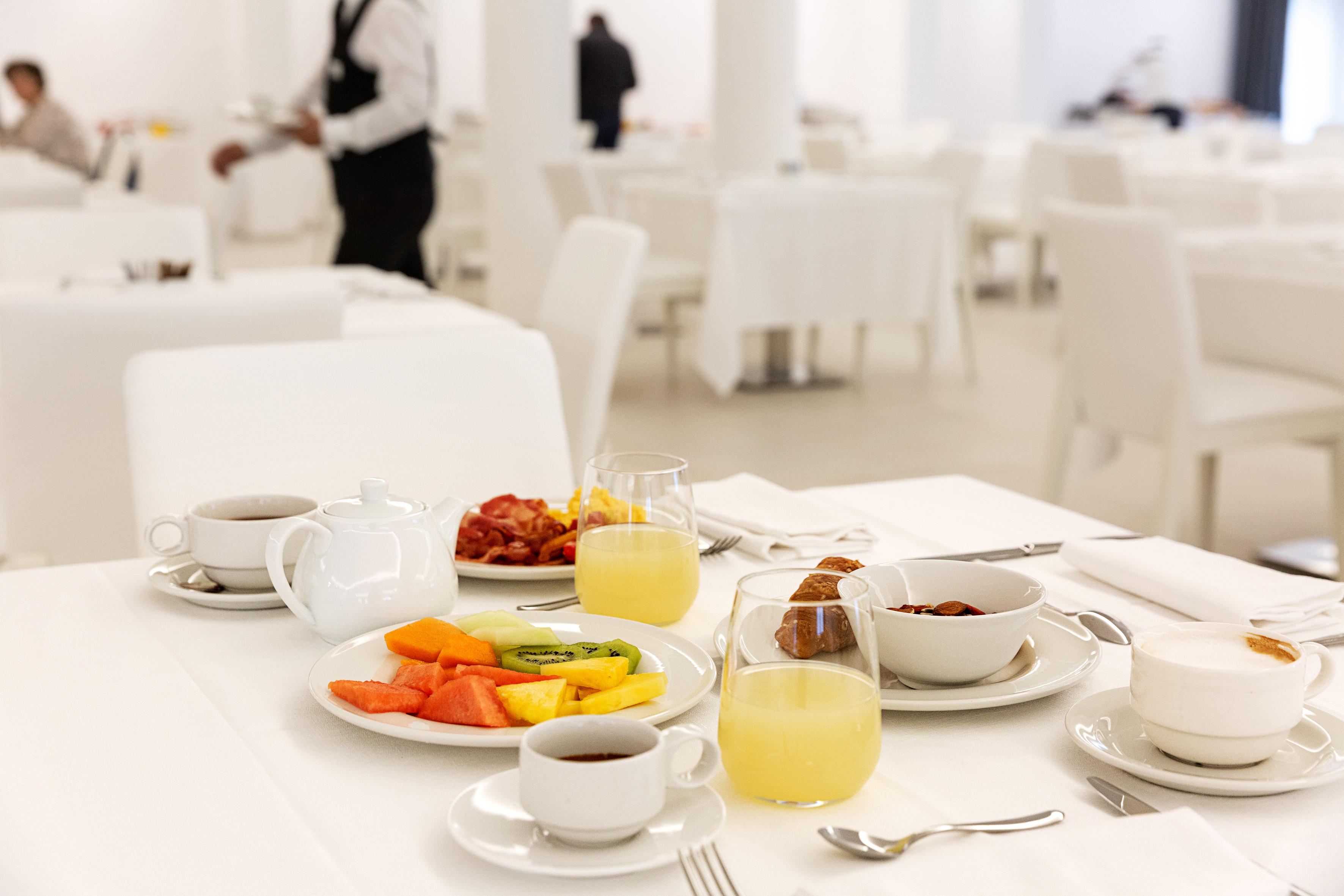 Toscana Charme Resort Tirrenia Eksteriør billede A breakfast buffet