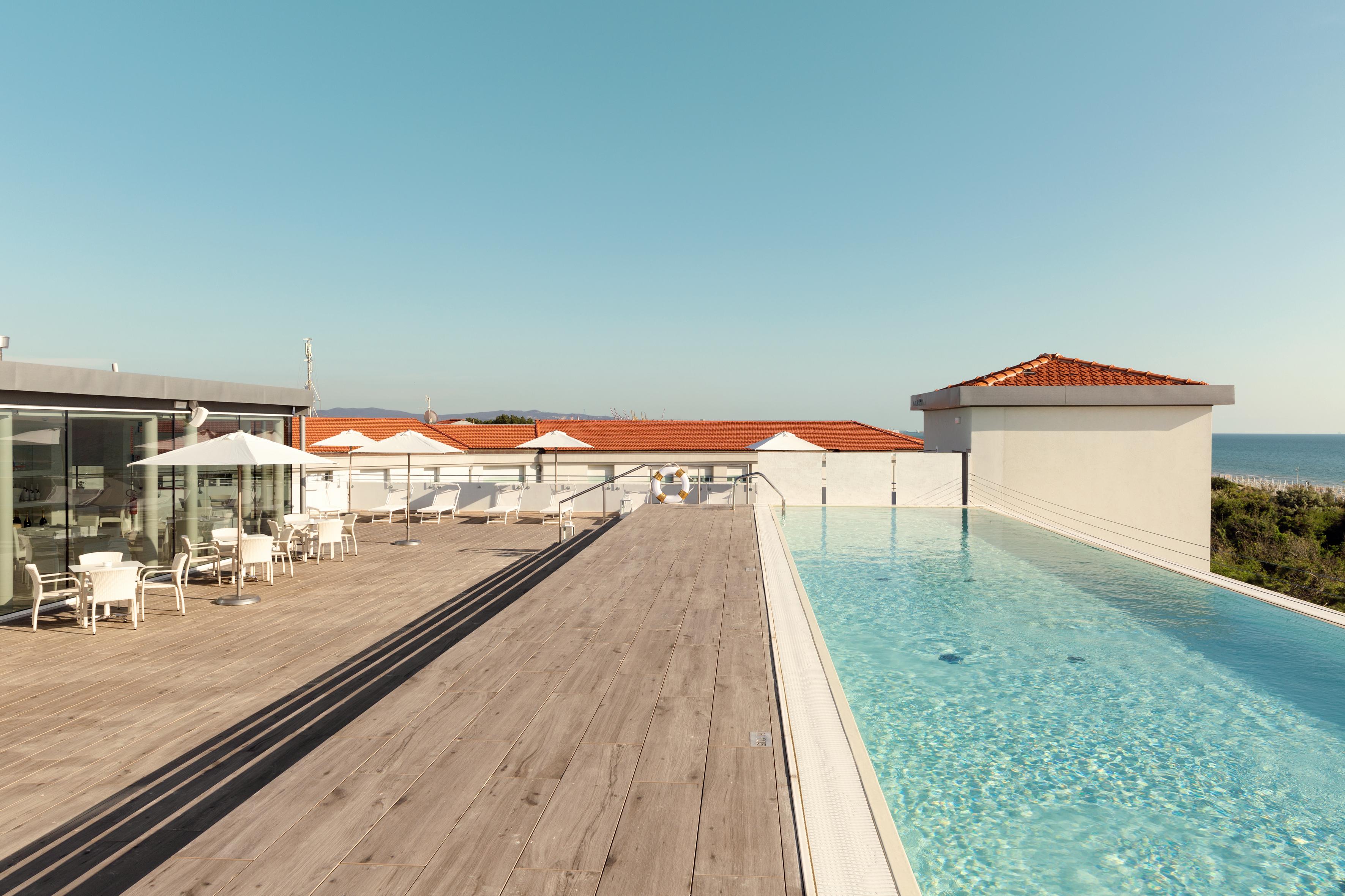 Toscana Charme Resort Tirrenia Eksteriør billede Rooftop pool at the Hotel