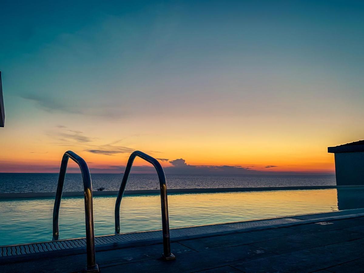 Toscana Charme Resort Tirrenia Eksteriør billede Sunset at the pool