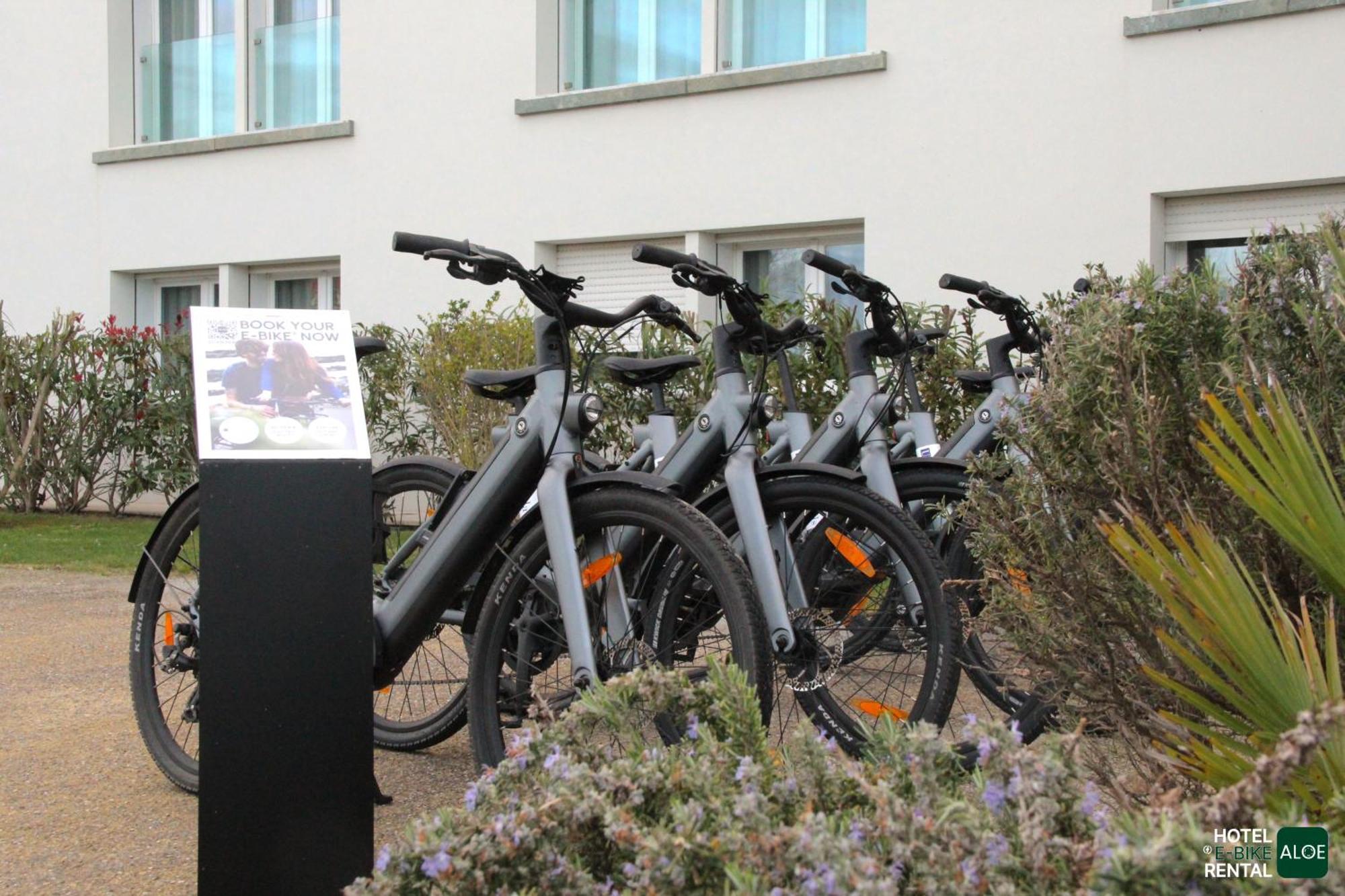 Toscana Charme Resort Tirrenia Eksteriør billede Electric bicycles for rent at the airport