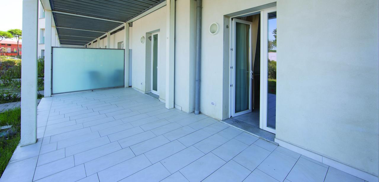 Toscana Charme Resort Tirrenia Eksteriør billede A balcony