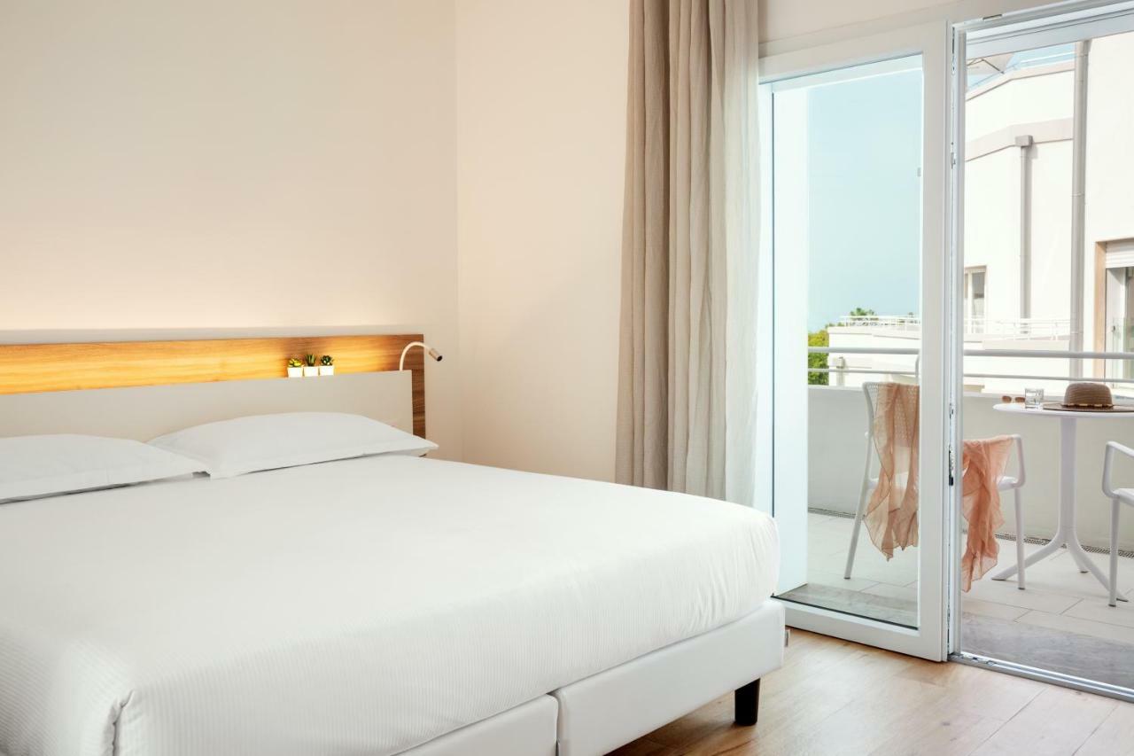 Toscana Charme Resort Tirrenia Eksteriør billede A room at the hotel