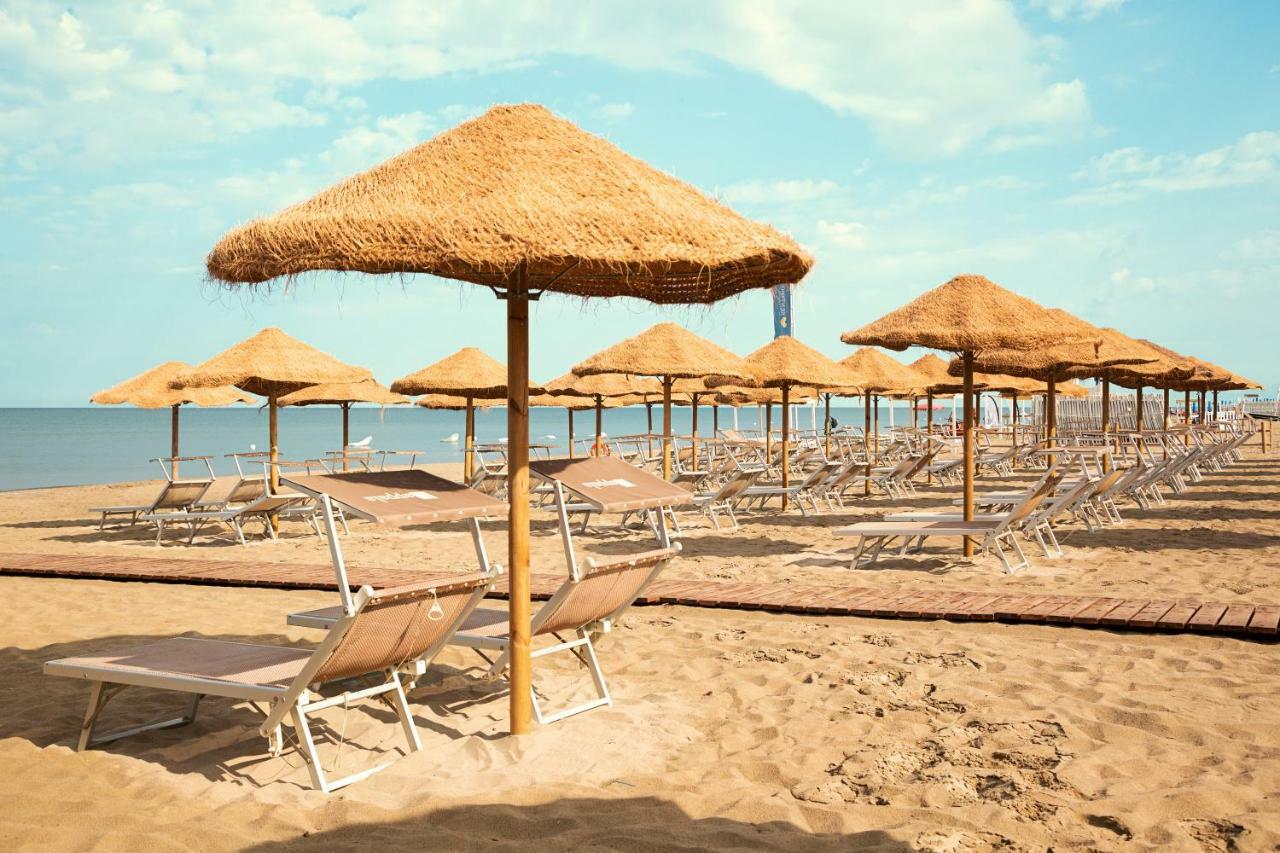 Toscana Charme Resort Tirrenia Eksteriør billede Beach in Calpe